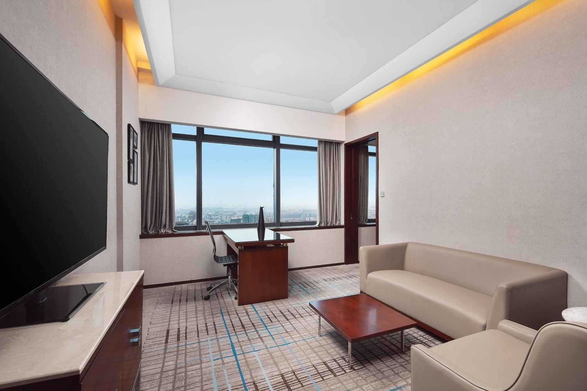 Renaissance Zhongshan Park Hotel 5*